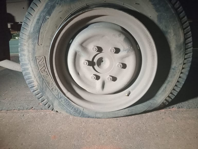 El camión quedó en llantas en el lugar del asalto.