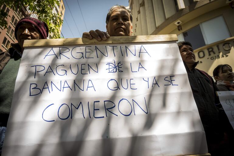 Productores de banano protestan para exigir el pago de más de 12 millones dólares que se les debe por las exportaciones de la fruta al mercado argentino, hoy, frente a la Embajada de Argentina en La Paz (Bolivia). Decenas de productores de banano en Bolivia protestaron este lunes frente a la Embajada de Argentina en La Paz exigiendo el pago de más de 12 millones dólares que se les debe por las exportaciones de la fruta al mercado argentino.(EFE)