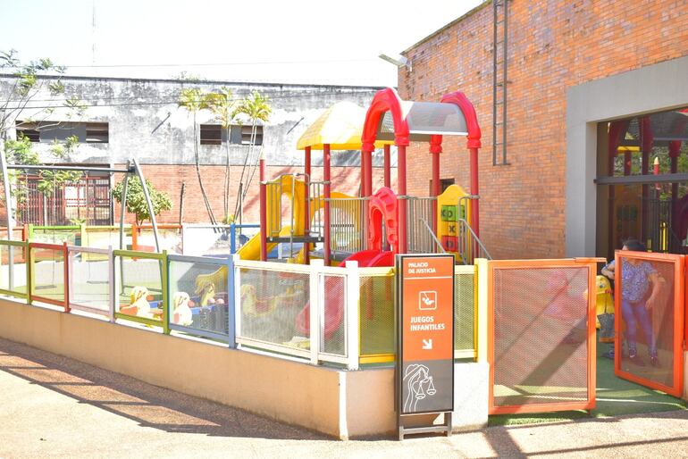 La niña se encontraba jugando en el  parque del Poder Judicial.