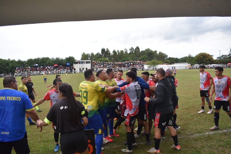 Partido inaugural de la Liga Yacyretá de Ayolas fue suspendido tras incidentes