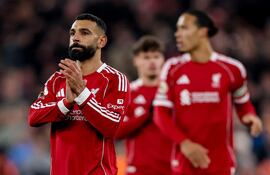 Mohamed Salah, del Liverpool (I), saluda a sus seguidores después del partido de la Liga Premier inglesa entre el Liverpool y el Sunderland en Liverpool, Gran Bretaña.