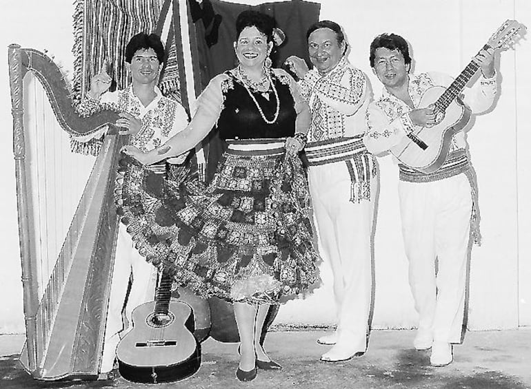Reina María en otra imagen junto a Los Mensajeros del Paraguay, agrupación con la que recorrió los cinco continentes.
