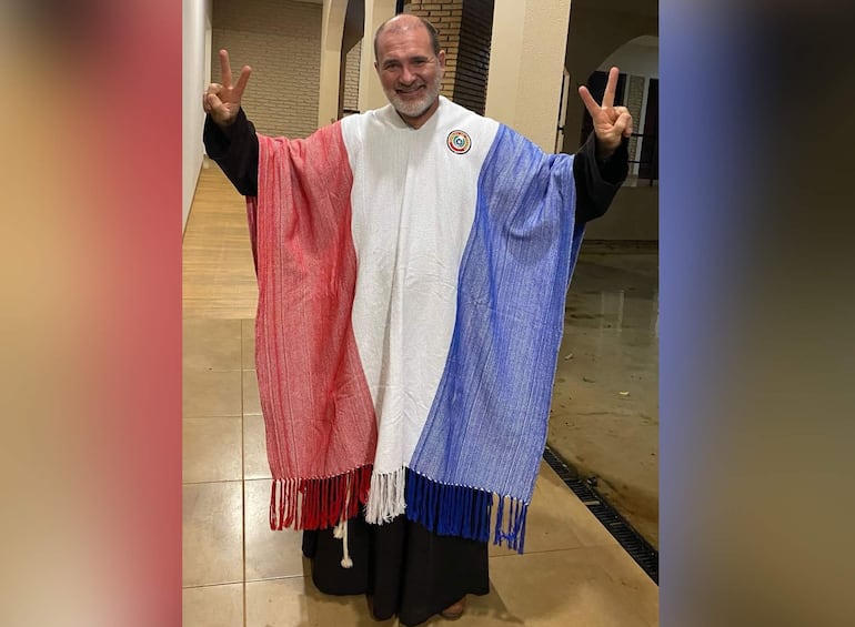 "Paraguay conquistó mi corazón": la historia del sacerdote brasileño que se volvió viral con un poncho albirrojo - ABC en el Este