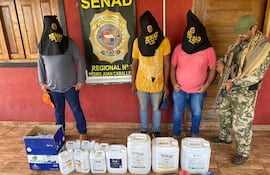 Tres de los cuatro detenidos por la Senad en la colonia Piray.