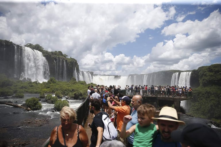 Fotografía de archivo fechada en febrero de 2020 que muestra a personas que recorren las Cataratas del Yguazú, en Misiones (Argentina). 