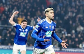 Strasbourgs Paraguayan midfielder #10 Julio Enciso (R) celebrates after scoring a goal during the French Cup round of 16 football match between RC Strasbourg Alsace and AS Monaco at the Stade de la Meinau in Strasbourg, eastern France, on February 5, 2026. (Photo by Frederick FLORIN / AFP)