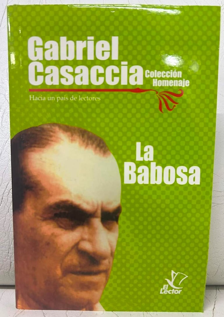 Gabriel Casaccia en la portada de su libro 'La Babosa', rodeado de elementos que destacan la importancia de la lectura.
