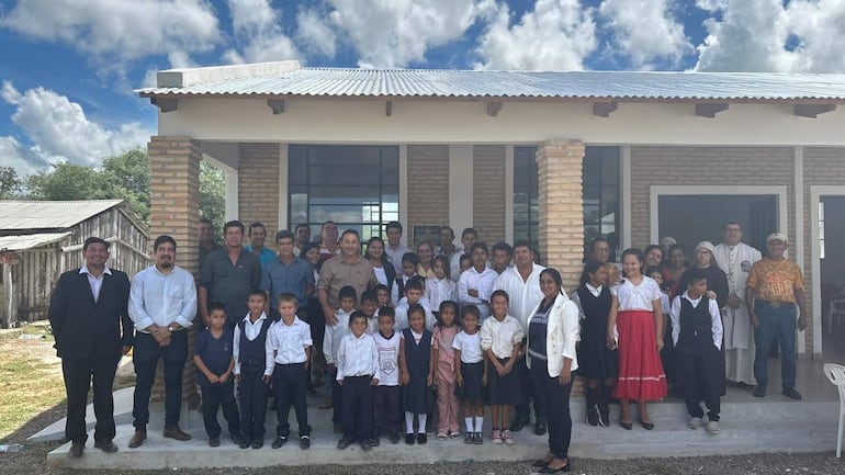 Habilitan dos aulas en comunidad del Chaco que hace 50 años lucha por legalizar tierras