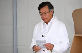 El presidente colombiano Gustavo Petro se dirige a votar en un colegio electoral durante las elecciones legislativas en Bogotá el 8 de marzo de 2026