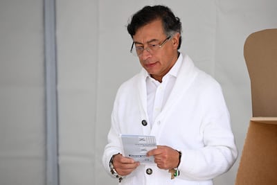 El presidente colombiano Gustavo Petro se dirige a votar en un colegio electoral durante las elecciones legislativas en Bogotá el 8 de marzo de 2026