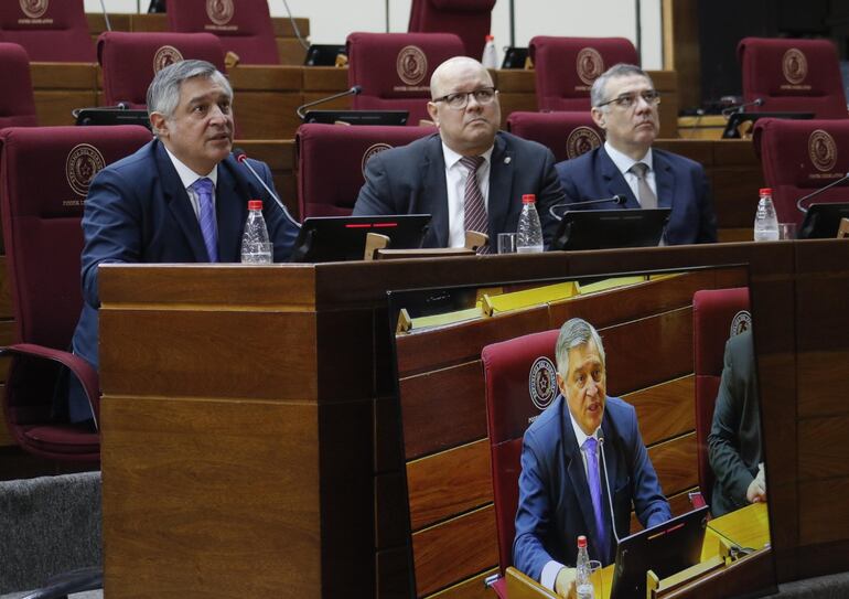 El ministro de Educación, Luis Ramírez en la Comisión de Hacienda de la Cámara de Senadores.