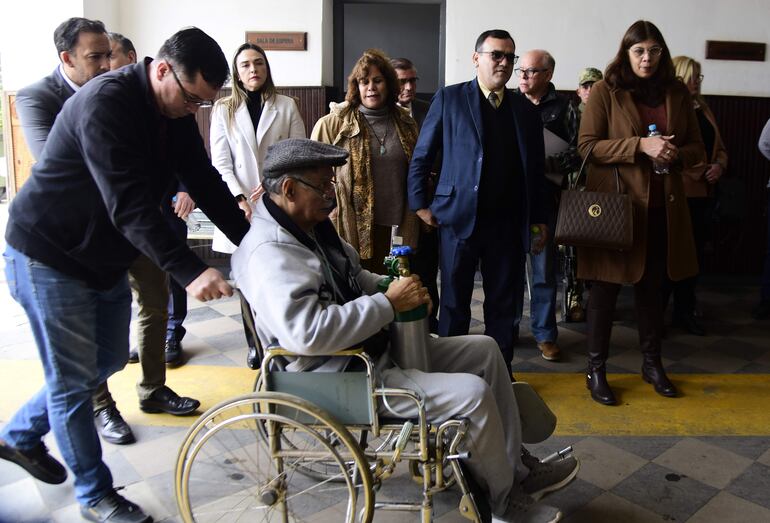 El comisario principal Alfredo Cáceres explico en la sede de la Marina, lo ocurrido en la noche del 21 de mayo de 2000.