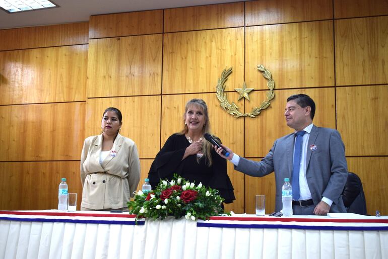 De izquierda a derecha: la vicepresidenta segunda de la Circunscripción Judicial de Paraguarí, Rosana Vouga; la presidenta Rosalinda Guens; y el expositor Luis Giménez Sandoval.