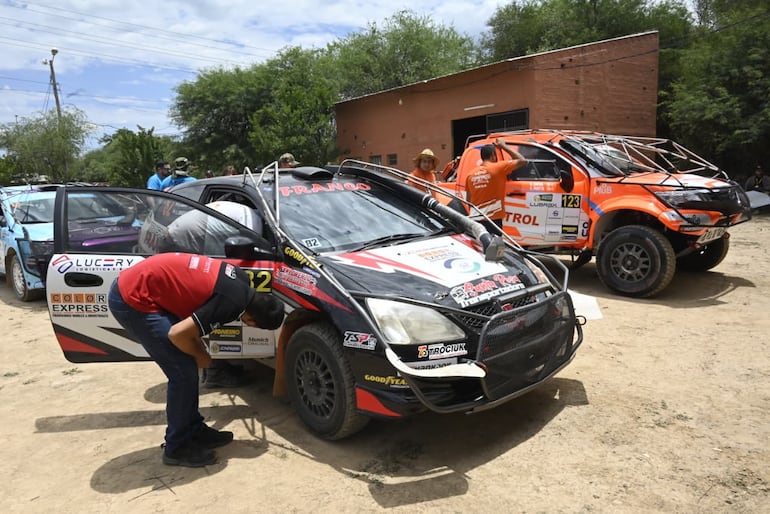 Los autos del Campeonato Nacional de Rally y las Camionetas realizan la instalación del GPS en la Terminal de Ómnibus de la ciudad de Mariscal Estigarribia, cabecera del Rally del Chaco 2026.