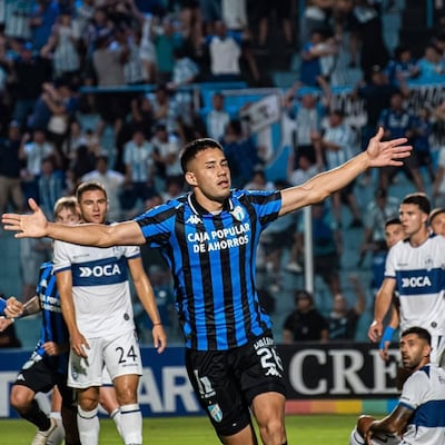 Cléver Domingo Ferreira Ñamandú (23 años), oriundo de Ñemby, festeja su gol para el Atlético Tucumán.
