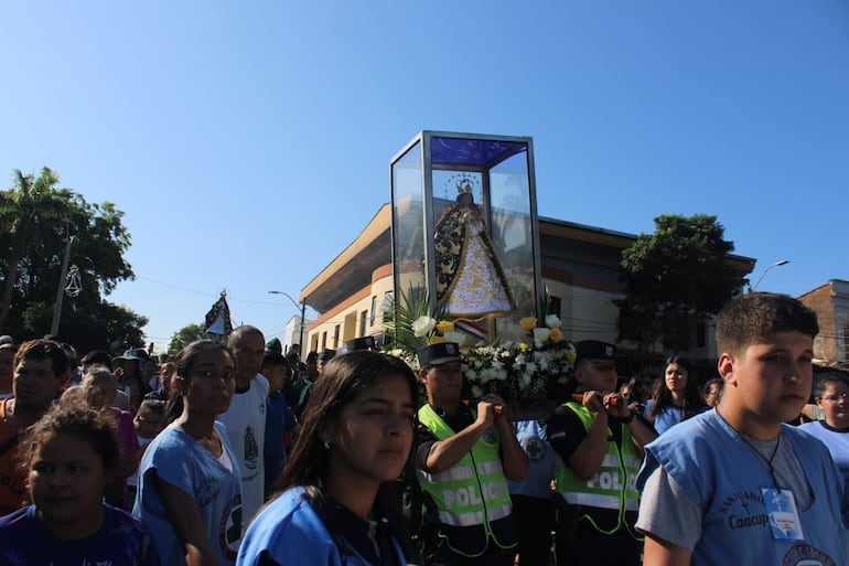 Importante afluencia de devotos en la procesión de la Virgen de Caacupé.