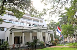 Sede central del Ministerio de Economía y Finanzas (MEF), ubicada sobre la Avenida Mariscal López y República Dominicana.