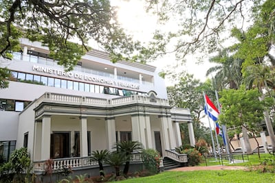 Sede central del Ministerio de Economía y Finanzas (MEF), ubicada sobre la Avenida Mariscal López y República Dominicana.