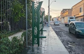 Parada de bus sobre Francisco Dupuys y Nuestra Señora de la Asunción en mal estado.