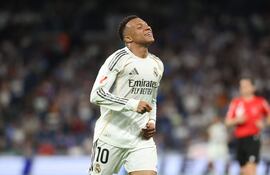 El delantero francés del Real Madrid, Kylian Mbappé, reacciona tras fallar una ocasión de gol durante el partido de fútbol de la liga española entre el Real Madrid CF y el Deportivo Alavés en el estadio Santiago Bernabéu.