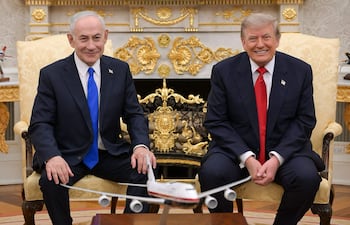 Esta fotografía publicada por la Oficina de Prensa del Gobierno de Israel (GPO) muestra al primer ministro de Israel, Benjamin Netanyahu (izq.), posando para una fotografía con el presidente de Estados Unidos, Donald Trump, en la Oficina Oval de la Casa Blanca.