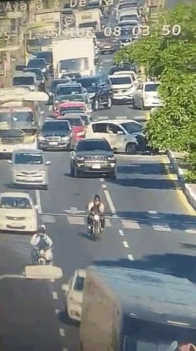 El automóvil quedó en plena avenida Eusebio Ayala tras haber sido embestido por un camión repartidor de mercaderías.