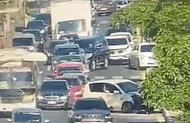 El automóvil quedó en plena avenida Eusebio Ayala tras haber sido embestido por un camión repartidor de mercaderías.