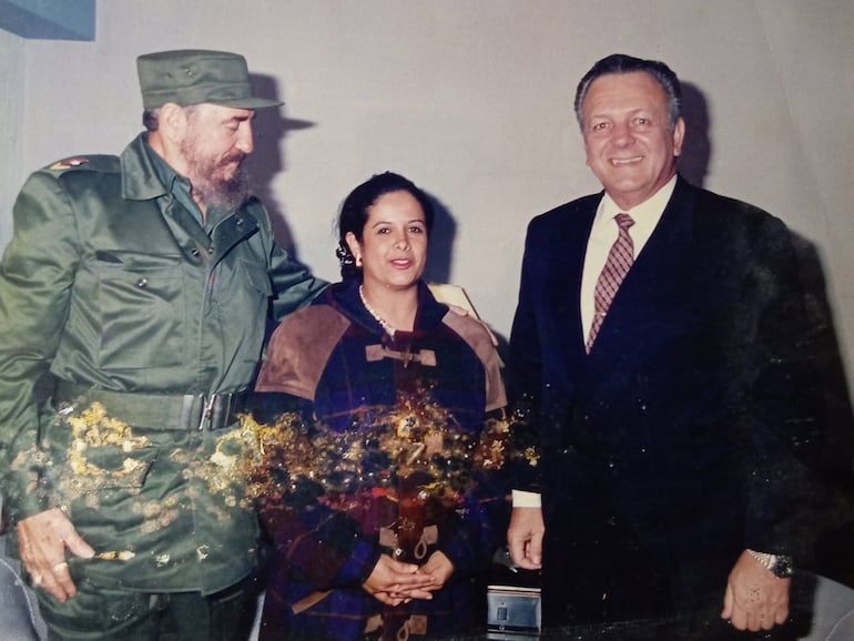 María Luisa con Fidel Castro y Juan Carlos Wasmosy