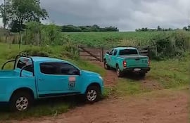 Vehículos de la ANDE frente a la estancia donde se registra robo de energía.