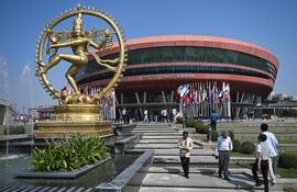 Visitantes llegan para asistir a la Cumbre sobre el Impacto de la IA en el Bharat Mandapam, en Nueva Delhi, el 17 de febrero de 2026.