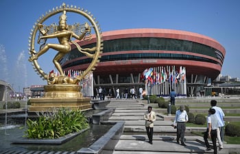 Visitantes llegan para asistir a la Cumbre sobre el Impacto de la IA en el Bharat Mandapam, en Nueva Delhi, el 17 de febrero de 2026.