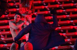 Hinchas de Independiente y Universidad de Chile se enfrentan en un partido de los octavos de final de la Copa Sudamericana 2025 en el estadio Libertadores de América, en Avellaneda, Argentina.