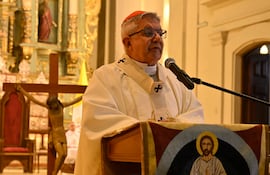 Cardenal Adalberto Martinez habla en un podio en la Catedral de Asunción durante un evento religioso con varios sacerdotes presentes.