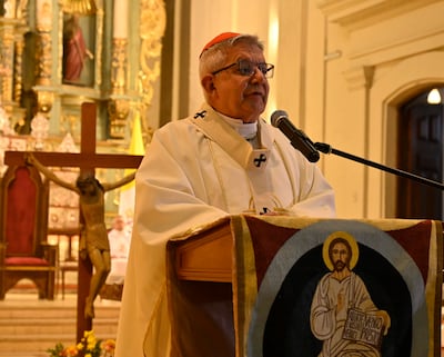 Cardenal Adalberto Martinez habla en un podio en la Catedral de Asunción durante un evento religioso con varios sacerdotes presentes.