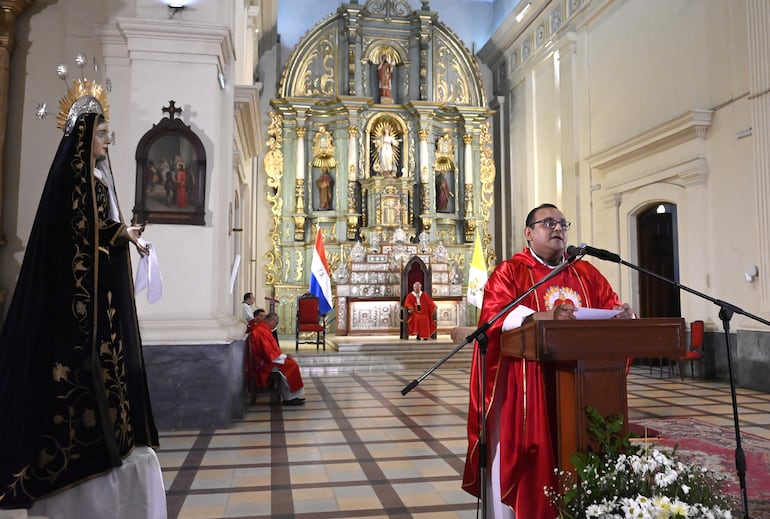 El padre Aldo Bernal, cura rector de la Catedral, estuvo a cargo de la prédica en la Celebración de la Pasión de Cristo en la Catedral.