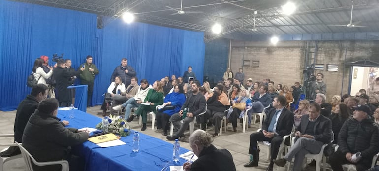 Diego Riveros, director del PLRA, muestra la nueva imagen institucional del partido.
