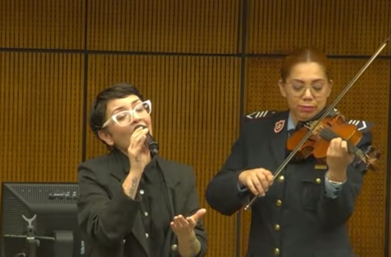 Andrea Valobra, cantando durante la reunión de la Comisión de Asuntos Constitucionales.