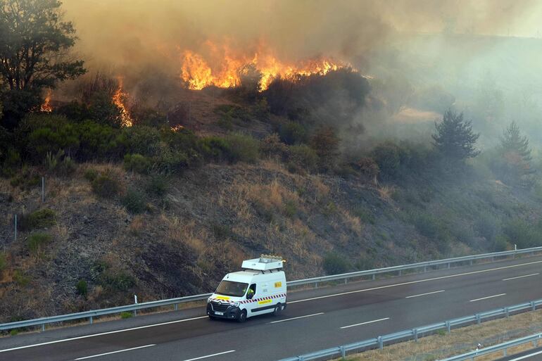 Un incendio forestal arde cerca de una carretera en A Gudina, noroeste de España, el 15 de agosto de 2025.