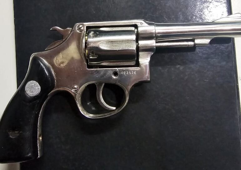 El arma de fuego que utilizó para asaltar a la mujer.