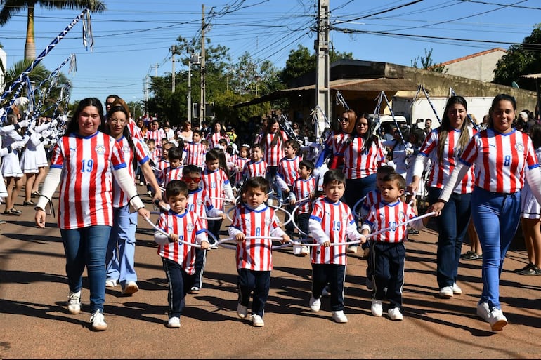 El color de la Albirroja también marcó presencia en el desfile estudiantil.