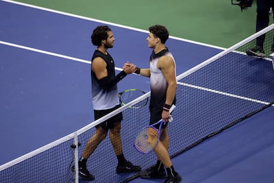 El saludo entre Ben Shelton (izquierda) y Carlos Alcaraz (ambos de 23 años), luego de la batalla ganada por el estadounidense.