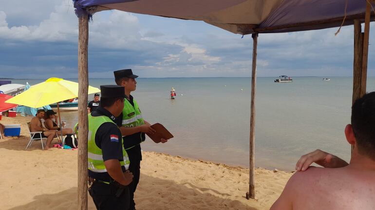 Agentes policiales tomaron la denuncia de la desaparición de un turista en el río Paraná.