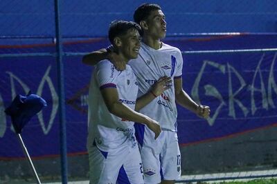 El delantero Carlos Villalba (i), festeja su tanto, el que abrió el triunfo de Independiente, Miguel Gauto acompaña la celebración. (Foto: APF)