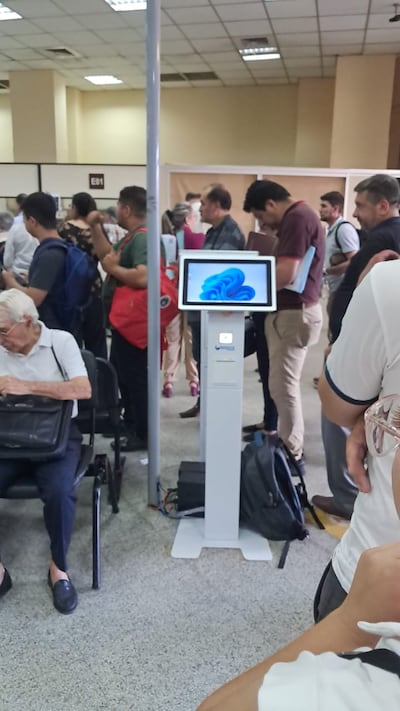 Dentro de la sede de la Dirección de Registros Públicos la espera se extiende por varias horas.