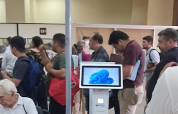 Dentro de la sede de la Dirección de Registros Públicos la espera se extiende por varias horas.