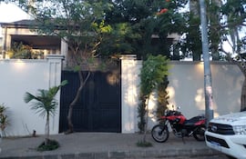 Casa allanada hoy en el barrio Manorá de Asunción. Foto: Brian Cáceres/ABC TV.
