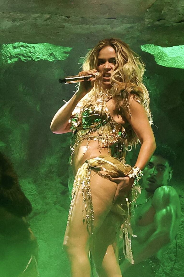 Karol G fue la primera mujer latina en encabezar el Coachella Valley Music and Arts Festival en Indio, California. (VALERIE MACON / AFP)