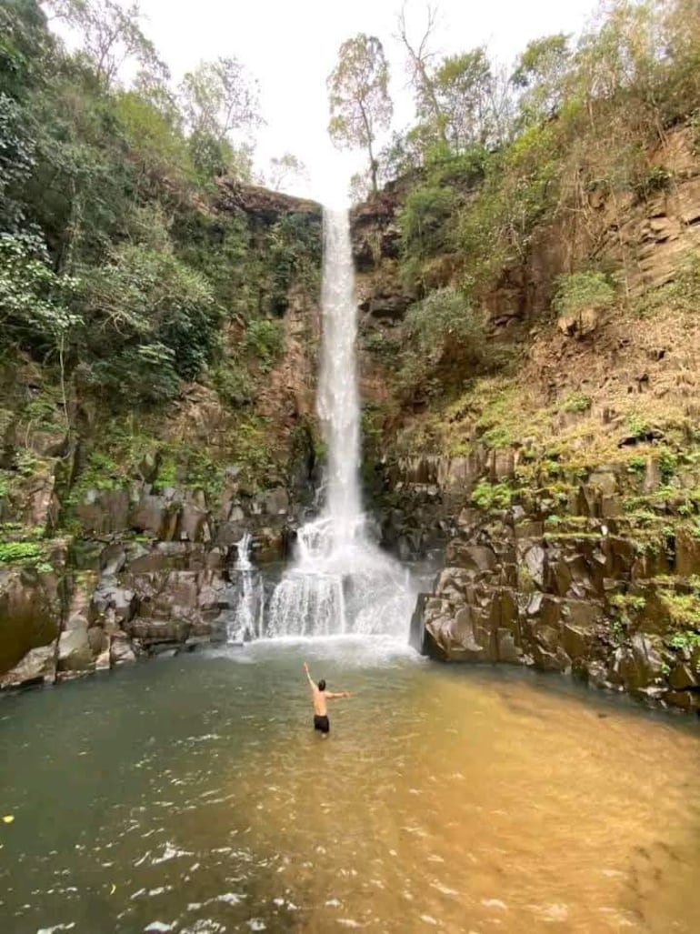 El Salto Samakua, rodeado de vegetación y rocas.