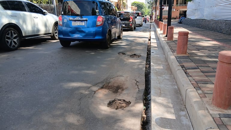 Los conductores reclaman que en lugar de intervenir veredas debieron haber arreglado la calle que se encuentra llena de baches.