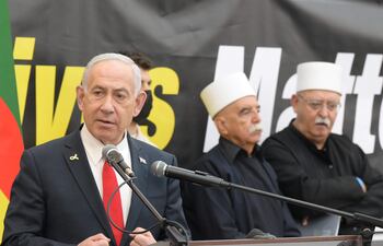 El Primer Ministro de Israel, Benjamin Netanyahu (i), visita el consejo local de Julis, en el norte de Israel, y se reunió con el líder espiritual de la comunidad drusa en Israel, el jeque Mwafaq Tarif, y con los líderes de la comunidad drusa y miembros de la Knéset de la comunidad.